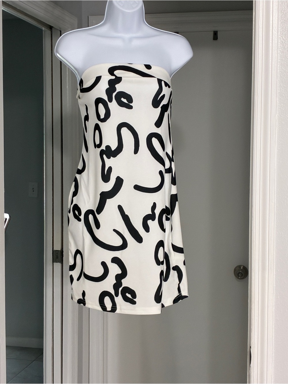 Gorgeous, strapless mini dress